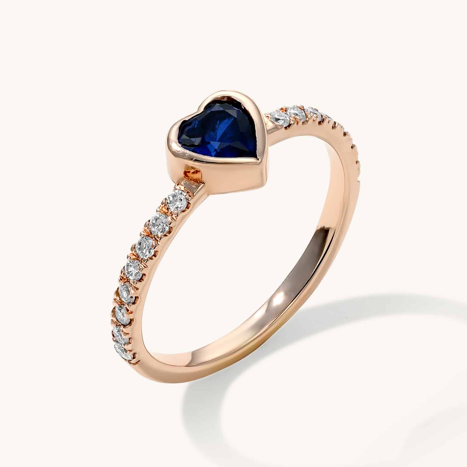 טבעת זרת משובצת בספיר כחולה | מגי